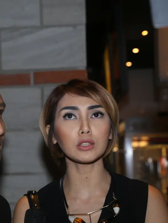 Ketika ditemui di kawasan Senayan, Jakarta pada Rabu (30/12/2015) silam, Arie Untung mengaku jika sebenarnya pada malam tahun baru ia seharusnya bekerja namun batal. Sehingga ia menghabiskan waktu bersama keluarga. (Andy Masela/Bintang.com)