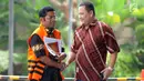 Mantan Menteri Sosial, Idrus Marham (kiri) tiba untuk menjalani pemeriksaan di gedung KPK, Jakarta, Rabu (15/4/2019). Idrus Marham diperiksa sebagai saksi untuk tersangka Dirut nonaktif PT PLN Sofyan Basir terkait kasus dugaan suap proyek PLTU Riau-1. (merdeka.com/Dwi Narwoko)