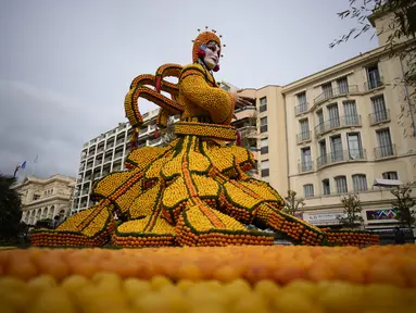 Sebuah patung yang dibuat dengan lemon dan jeruk bernama "The Beijing Opera" selama Festival Lemon ke-88 di Menton, Prancis selatan, Sabtu (19/2/2022). Festival ini berlangsung pada 12-27 Februari dengan tema "Opera dan Tarian". (AP Photo/Daniel Cole)