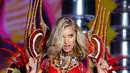 Model Elsa Hosk berpose di atas catwalk saat memperagakan koleksi lingerie Victoria's Secret di Arena Mercedes-Benz di Shanghai, China, (20/11). (AP Photo / Andy Wong)