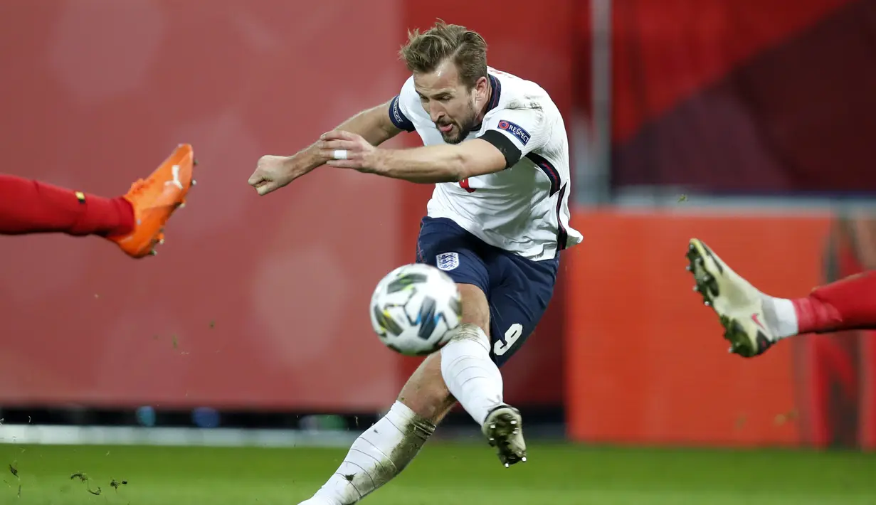 Penyerang Inggris, Harry Kane menembak bola saat bertanding melawan Belgia pada pertandingan UEFA Nations League di stadion King Power di Leuven, Belgia, Minggu (15/11/2020). Belgia menang atas Inggris 2-0. (AP Photo/Francisco Seco)