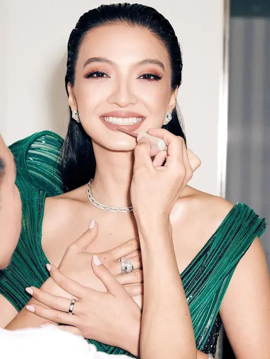 Sementara riasan wajah, ia nampak mengenakan makeup flawless dari brand lokal Wardah, dengan gaya rambut konde modern minimalis. (Instagram/ralineshah).