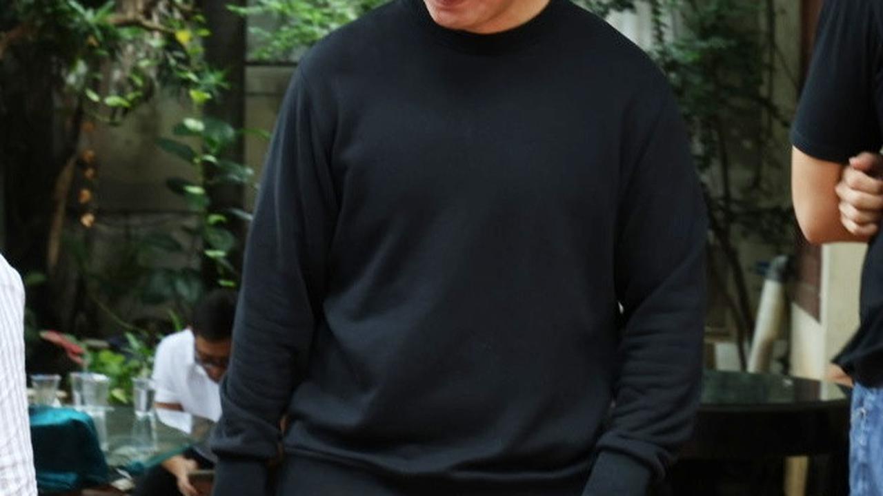 Potret Baim Wong Sapa Pelayat yang Sampaikan Duka Cita Untuk Kepergian Johnny Wong, Tampak Tegar