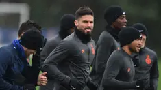 Pemain Chelsea Olivier Giroud (tengah) berlatih bersama rekan-rekannya di Cobham Training Ground, Stoke D'Abernon, Inggris, Senin (24/2/2020). Chelsea akan menjamu Bayern Munchen pada leg pertama babak 16 besar Liga Champions. (Glyn KIRK/AFP)