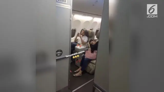 Lagi-lagi Ayu Ting Ting dan Raffi Ahmad menjadi sorotan karena video yang beredar saat keduanya di dalam pesawat.