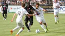 Dua pemain Wiener Sport Klub mencoba menghalau pergerakan gelandang PSG. (Bola.com/Reza Khomaini)