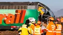 Sejumlah petugas saat memeriksa kondisi kepala kereta yang mengalami kecelakaan di Zurich, Swiss, (20/2/2015). Kereta bertabrakan di Swiss yang menyebabkan beberapa orang terluka dan rute komuter tergangu. (Reuters/ Arnd Wiegmann)