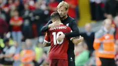 Pelatih Liverpool, Juergen Klopp, memeluk Philippe Coutinho saat melawan Manchester United pada laga Premier League di Stadion Anfield, Sabtu (14/10/2017). Liverpool bermain imbang 0-0 dengan Manchester United. (AP/Rui Vieira)