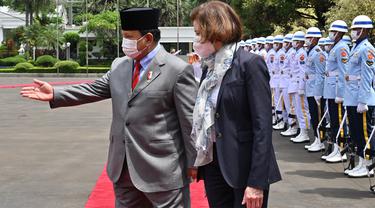 Menteri Pertahanan Prabowo Subiakto (kiri) menerima kunjungan Menteri Angkatan Bersenjata Prancis Florence Parly di Kementerian Pertahanan di Jakarta, Kamis (10/2/2022). Prabowo dan Parly melakukan pertemuan bilateral. (AFP/Adek Berry)