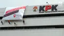 Aktivis membentangkan spanduk raksasa dengan cara repling turun dari gedung C Komisi Pemberantasan Korupsi (KPK) di Jakarta, Senin (26/3). Spanduk tersebut bertuliskan "Berani Lapor Hebat!". (Merdeka.com/Dwi Narwoko)