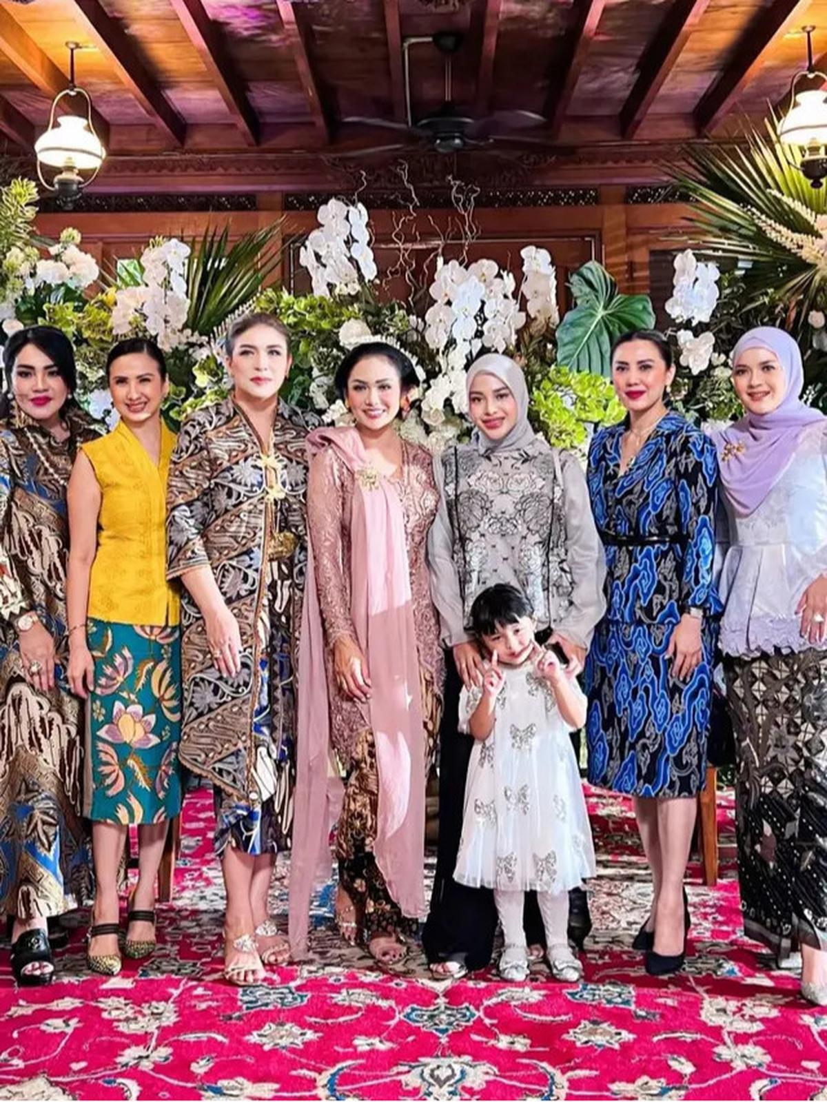 Model Blouse Motif Bunga ala Aurelie Hermansyah, Gaya Kasual yang Elegan Cocok untuk Usia 25 Tahun ke Atas