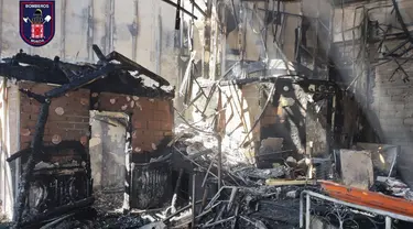 Dalam foto yang disediakan oleh Bomberos/ayuntamiento de Murcia ini, bagian dari interior klub malam yang terbakar terlihat di Murcia, Spanyol tenggara, Minggu 1 Oktober 2023. (Bomberos/ayuntamiento de Murcia, via AP)