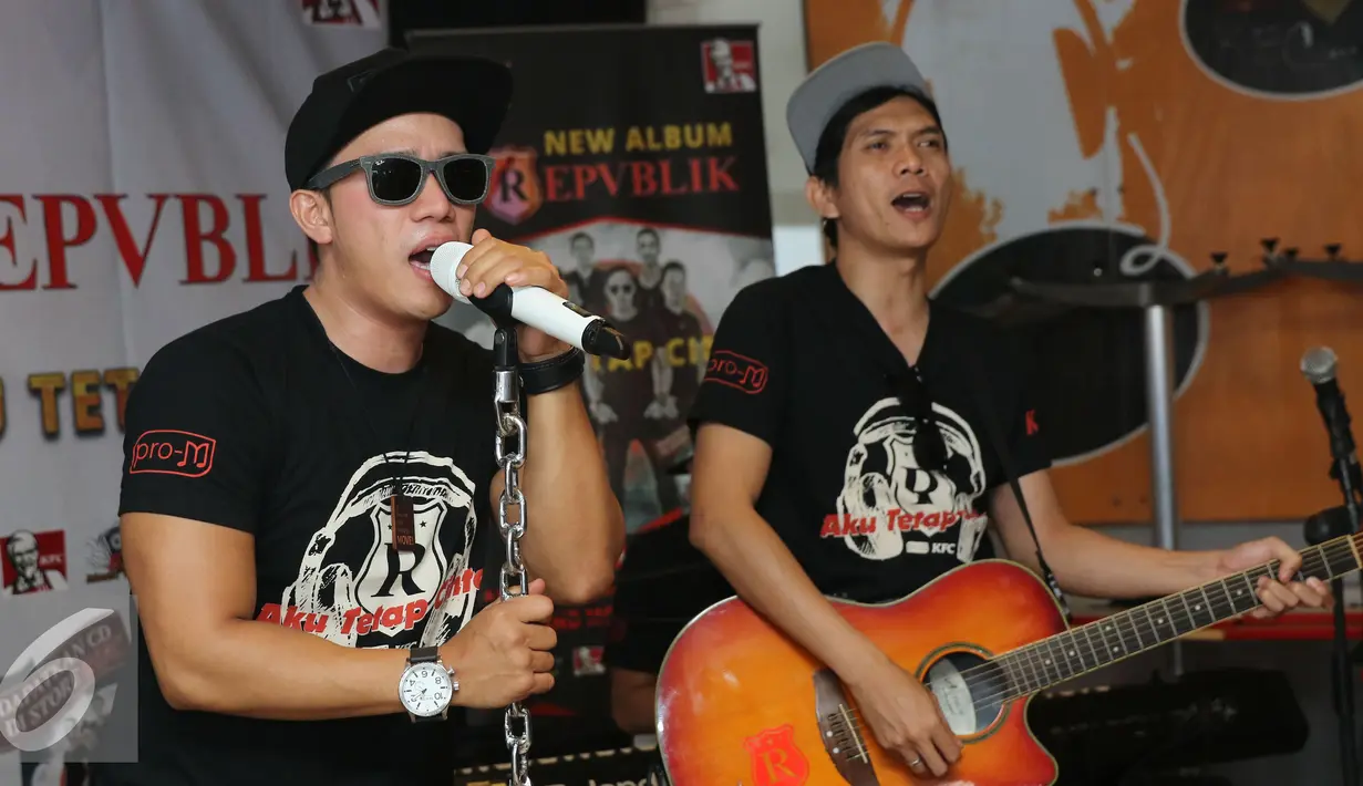 Grup band Repvblik membawakan lagu saat peluncuran album kedua di kawasan Tugu Tani, Jakarta, Rabu (7/9). Album kedua Repvblik bertajuk 'Aku Tetap Cinta' dengan memuat 13 lagu.(Liputan6.com/Herman Zakharia)