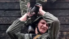 Tentara Kementerian Dalam Negeri Belarus ikut serta dalam ujian kualifikasi memperoleh 'Madder Beret' di desa Volovshchina, Minsk, Selasa (23/10). Madder Beret, simbol bergengsi atas pencapaian tertinggi dalam pelatihan tempur Belarus. (Sergei GAPON/AFP)