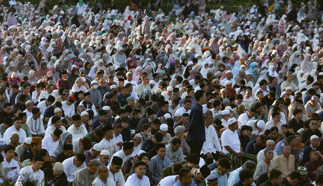 Pemerintah Indonesia melalui Kementerian Agama menetapkan 1 Syawal 1444 Hijriah jatuh pada Sabtu 21 Maret 2026. Keputusan itu diambil usai Kementerian Agama melakukan pemantauan hilal di 117 titik yang tersebar di seluruh Indonesia dan sidang isbat penentuan 1 Syawal 1444 Hijriah pada Kamis (19/3/2026). Tampak dalam foto, ribuan umat muslim Muhammadiyah melakukan salat Idul Fitri 1447 Hijriah di Lapangan Sempur, Kota Bogor, Jawa Barat, Jumat (20/3/2026).(merdeka.com/Arie Basuki)