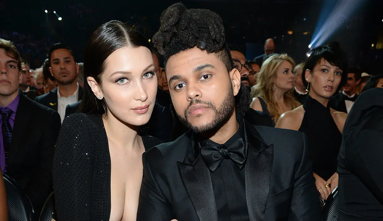 Kamera pun menangkap keduanya berciuman dengan mesra (StyleCaster)