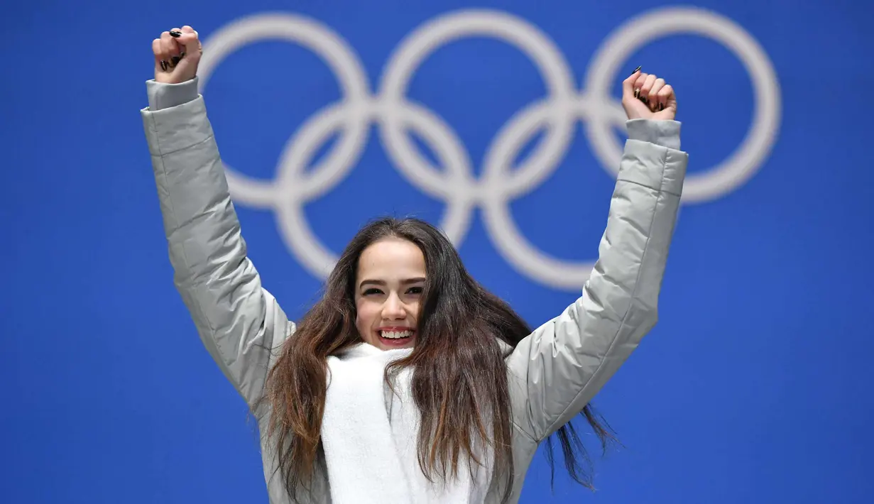 Alina Zagitova berselebrasi merayakan kemenangannya usai menjuarai figure skating putri selama Olimpiade Musim Dingin Pyeongchang 2018 di Pyeongchang Medals Plaza (23/2). Alina Zagitova meraih emas dengan skor 239.57. (AFP Photo/Dimitar Dilkoff)