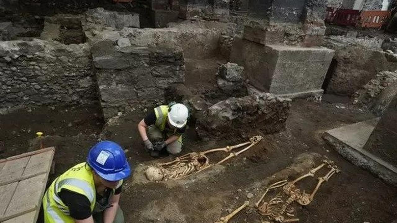Situs pemakaman yang berusia lebih dari 1000 tahun itu ditemukan di Capel Strett, tempat yang dulunya adalah Biara Santo Maria.

Sedikitnya dua sisa jasad di lokasi itu diyakini berasal dari abad ke-11.