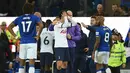 Striker Tottenham Hotspur Son Heung-min (tengah) memegangi kepalanya setelah menekel gelandang Everton Andre Gomes pada pertandingan Liga Inggris di Goodison Park, Liverpool, Inggris, Minggu (3/11/2019). Tekel Son Heung-min menyebabkan Andre Gomes patah kaki. (Oli SCARFF/AFP)