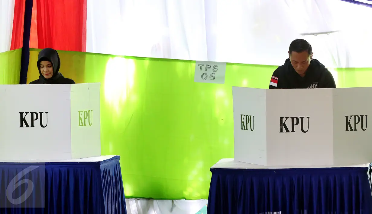 Calon Gubernur DKI Jakarta Agus Harimurti Yudhoyono (kiri) bersama istri, Annisa Pohan (kanan) berada di dalam bilik suara saat mengikuti proses pencoblosan Pilkada DKI 2017 di TPS 06, Rawa Barat, Jakarta, Rabu (15/2). (Liputan6.com/Johan Tallo)