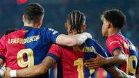 Trio lini serang Barcelona kembali menunjukkan ketajamannya. Teranyar, Raphinha, Robert Lewandowski, dan Lamine Yamal kompak menyumbang gol saat Blaugrana menaklukkan Dortmund empat gol tanpa balas di Liga Champions. (AP Photo/Joan Monfort)