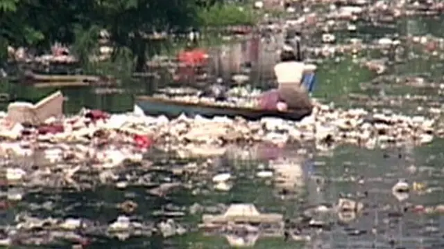 Tumpukan Sampah Tutup Kali Sekretaris Daan Mogot
