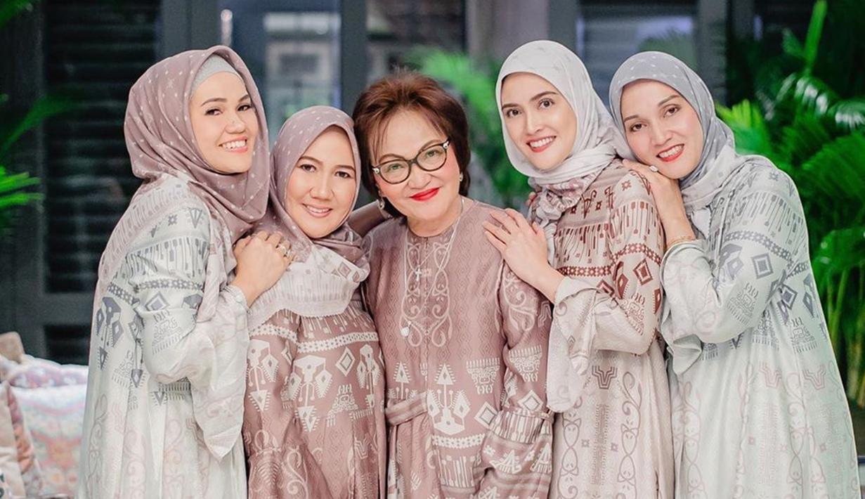 FOTO: Shandy Aulia Mendadak Tampil Berhijab - ShowBiz ...