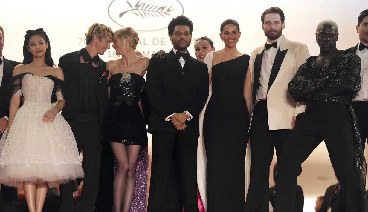 Jennie Blackpink, Troye Sivan, Lily-Rose Depp, Abel Tesfaye, Sophie Mudd, producer Ashley Levinson, director Sam Levinson, Moses Sumney saat berpose bersama. (Photo by Scott Garfitt/Invision/AP)