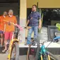 Polres Depok menangkap dua pencuri sepeda Santa Cruz senilai Rp 260 juta. (Liputan6.com/Dicky Agung Prihanto)