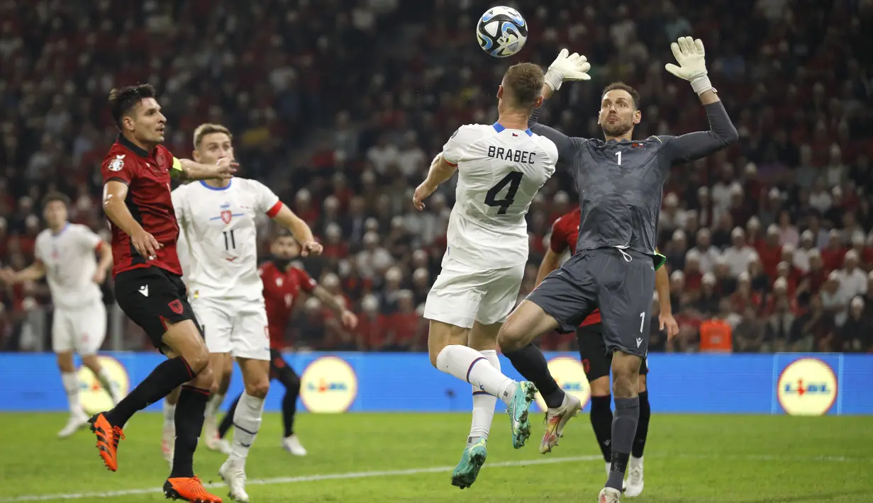 Sedangkan dua gol lainnya diborong penyerang Taulant Seferi di menit ke-51 dan 73. (AP Photo/Franc Zhurda)