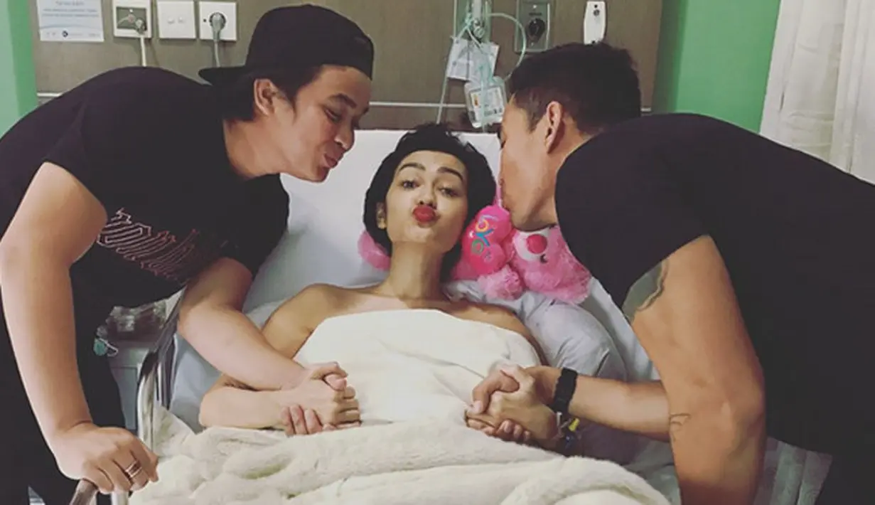 Sebagai sahabat, Ruben Onsu terus memantau perkembangan Jupe. Saat tak bisa datang, suami Sarwendah itu menyempatkan untuk sekedar telpon menanyakan kondisinya. (Instagram/juliaperrezz)