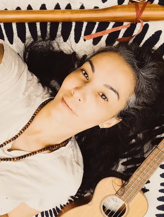 <p>Seperti inilah kira-kira potret Nadya Hutagalung yang memperlihatkan sisi rambutnya yang tampak sudah beruban. (FOTO: instagram.com/nadyahutagalung/)</p>