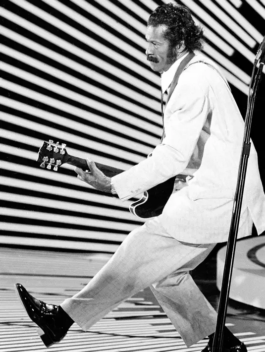 Chuck Berry menjadi sensasi pasca-Perang Dunia II setelah dia memadukan rythm and blues dan permainan gitar gaya country ditambah penampilan panggung yang atraktif (4/4/1980). (AP Photo)