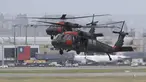 Dua helikopter Sikorsky UH-60 "Black Hawk" mendekat selama latihan militer tahunan Han Kuang yang mensimulasikan serangan terhadap lapangan terbang di Bandara Internasional Taoyuan, Taoyuan, Taiwan, Rabu (26/7/2023). Militer Taiwan dimobilisasi untuk latihan pertahanan rutin dari 24-28 Juli. (AP Photo/ Chiang Ying-ying)