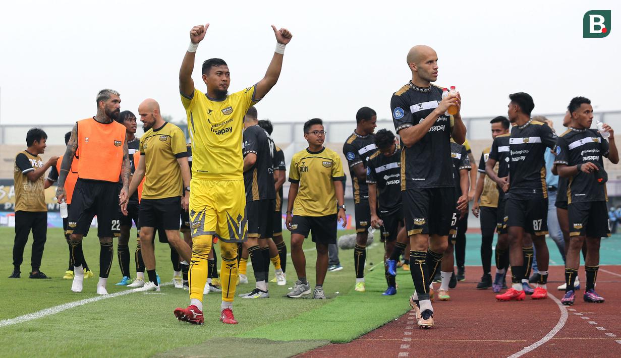 <p>Kiper M Natshir Fadhil Mahbuby menyapa suporter setelah laga pekan pertama BRI Liga 1 2023/2024 antara Dewa United melawan Arema FC di Stadion Indomilk, Tangerang, Minggu (02/07/2023). (Bola.com/Bagaskara Lazuardi)</p>