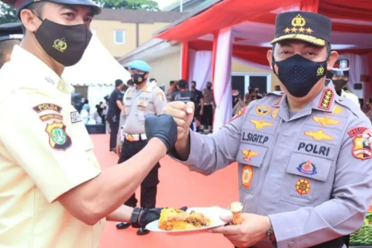 5 Potret Seragam Baru Satpam yang Diresmikan Hari Ini, Tampil dengan Warna Krem