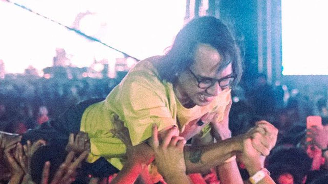 Band Morfem membawakan beberapa lagu seperti "Tersesat di Antariksa", "Megah Diterima", dan "Roman Underground".