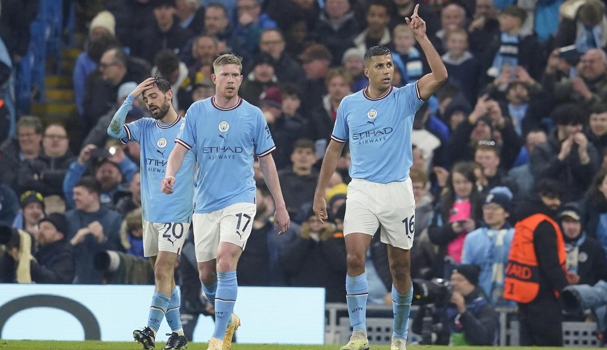 Selebrasi gelandang Manchester City, Rodri (kanan) setelah menjebol gawang Bayern Munchen pada laga leg pertama babak perempatfinal Liga Champions 2022/2023 di Etihad Stadium, Manchester, Rabu (12/4/2023) dini hari WIB. (AP Photo/Dave Thompson)