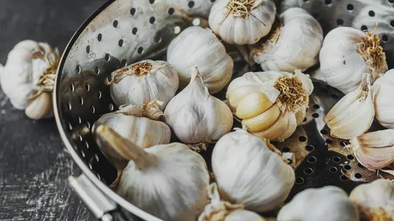 6 Manfaat Kesehatan Bawang Hitam, Lebih Mujarab dari Bawang Putih