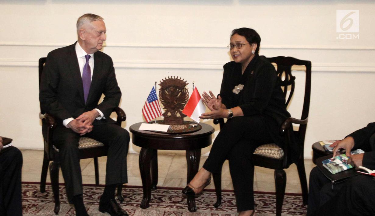 Menlu RI Retno Marsudi berbincang dengan Menhan AS, Jim Mattis di Kantor Kemenlu, Jakarta, Senin (22/1). Menlu mengatakan, salah satu isu yang dibicarakan dalam pertemuan yaitu pengembangan regional Indo-Pasifik. (Liputan6.com/Arya Manggala)