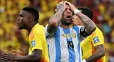 Bek Argentina, Nicolas Otamendi bereaksi selama pertandingan kualifikasi Piala Dunia FIFA 2026 Amerika Selatan melawan Kolombia, di stadion Metropolitano Roberto MelÈndez, Barranquilla, Kolombia, pada 10 September 2024 atau Rabu (11/9/2024) dini hari WIB. (Raul ARBOLEDA/AFP)