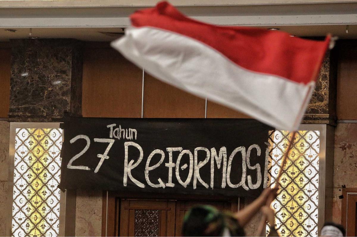 FOTO: 27 Tahun Reformasi, Aktivis Gelar Refleksi Reformasi 1998 dengan Instalasi Seni