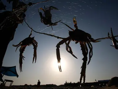 Nelayan Palestina menangkap kepiting di pantai laut Mediterania di Beit Lahyia, Jalur Gaza utara pada 21 September 2020. (AP Photo / Hatem Moussa)
