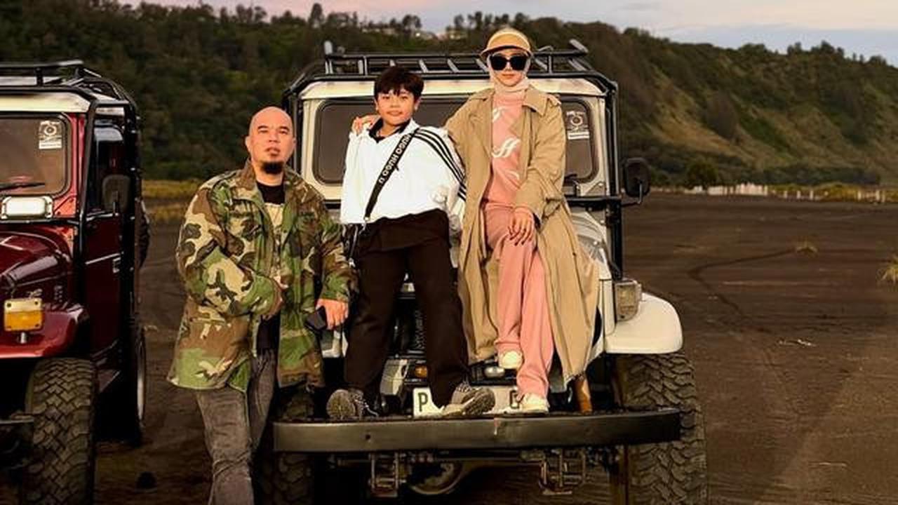 5 Gaya Santai Mulan Jameela saat Berlibur di Bromo dengan Outer dan Topi Visor yang Serasi