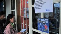 Aremanita membeli tiket bundling di ticket box Kantor Manajemen Arema. (Bola.com/Iwan Setiawan)