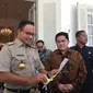 Menteri BUMN Erick Thohir temui Gubernur DKI Jakarta Anies Baswedan di Balai Kota. (Merdeka.com/Dwi Aditya Putra)