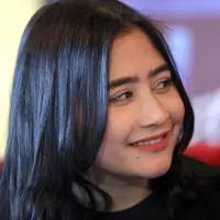 Sudah berusia 20 tahun tidak lantas menjadikan Prilly Latuconsina bebas berpergian di malam hari.  (Nurwahyunan/Bintang.com)