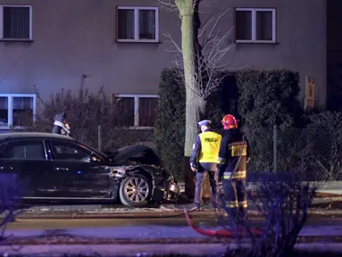 Mobil limusin yang dikendarai PM Polandia Beata Szydlo rusak parah setelah menabrak pohon di Oswiecim, Jumat (10/2). Szydlo menderita memar setelah sebuah mobil yang dikendarai seorang pemuda berusia 20 tahun menabrak limousin. (ANDRZEJ GRYGIEL/PAP/AFP)