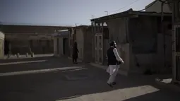 Pasukan Taliban berjalan di penjara Pul-e-Charkhi, Kabul, Afghanistan, Senin (13/9/2021). Saat ini Taliban mengendalikan penjara Pul-e-Charkhi dan membuatnya kembali berjalan dengan menahan sekitar 60 orang, terutama pecandu narkoba dan penjahat. (AP Photo/Felipe Dana)