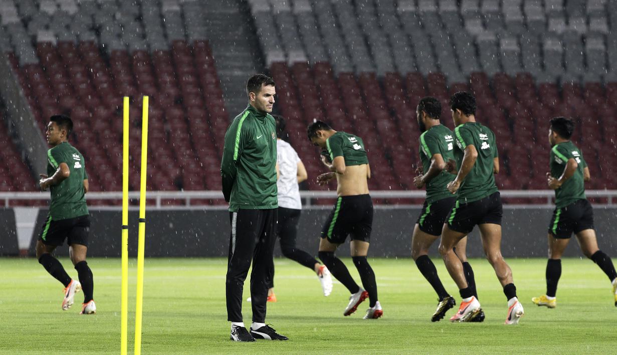 Pelatih Timnas Indonesia, Simon McMenemy, mengamati pemainnya saat latihan di SUGBK, Jakarta, Jumat (14/6). Latihan ini persiapan jelang laga persahabatan melawan Vanuatu. (Bola.com/Yoppy Renato)